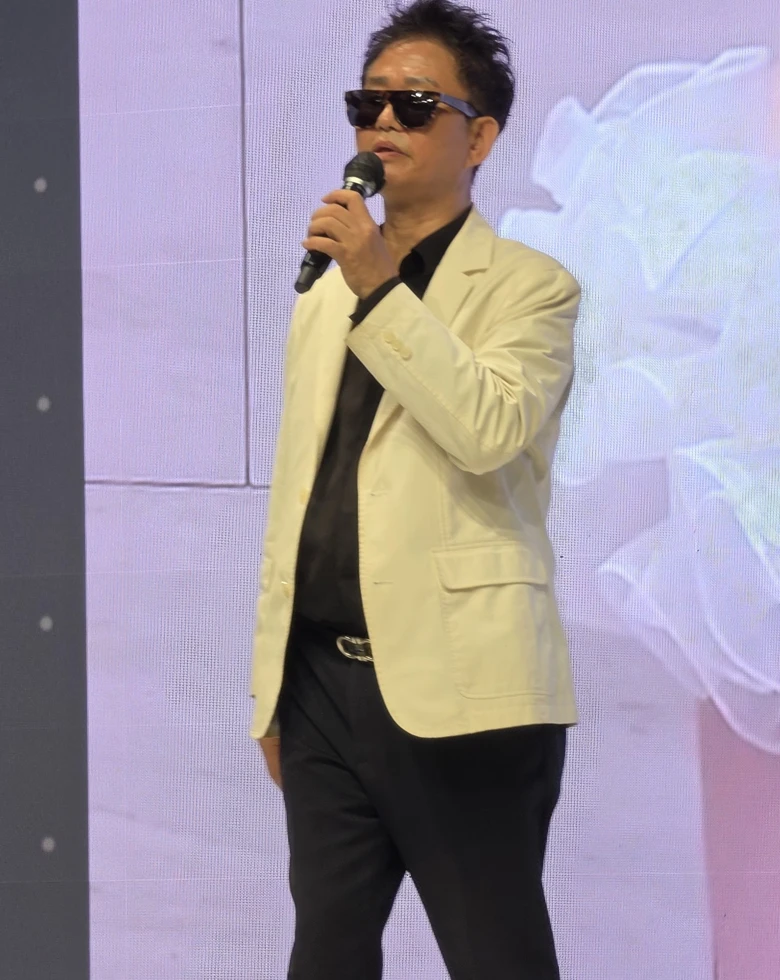 흰 재킷과 선글라스를 착용하고 무대에서 발언하는 김왕진 회장