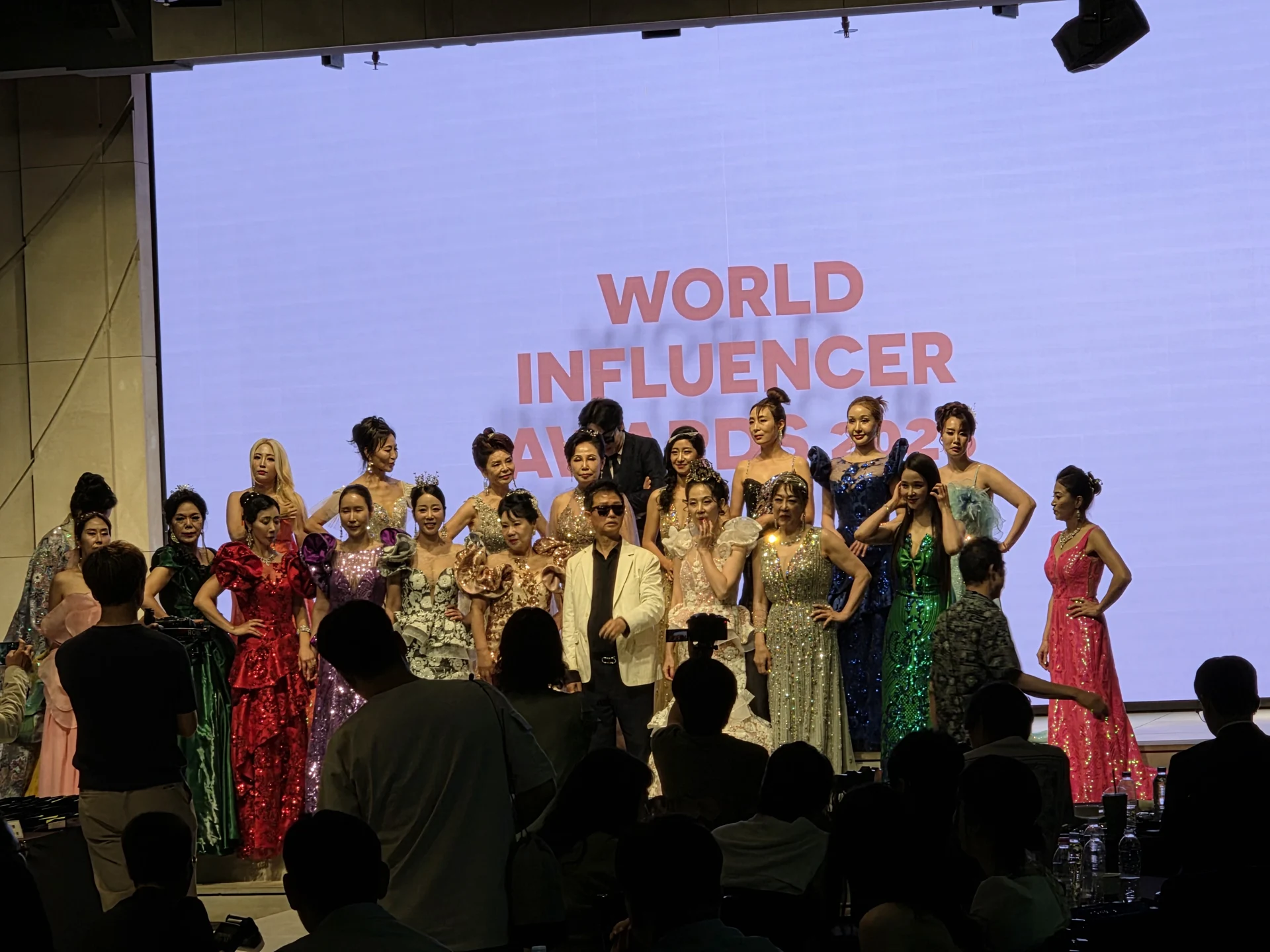 WORLD INFLUENCER 무대에 함께한 참가자들
